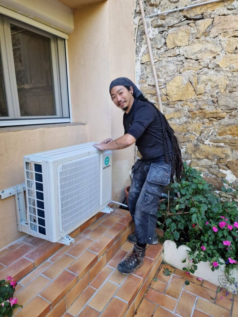 L'equipe Arièhge Confort Climatique installe une climatisation Haiwa à Labastide sur l'Hers près de Lavelanet